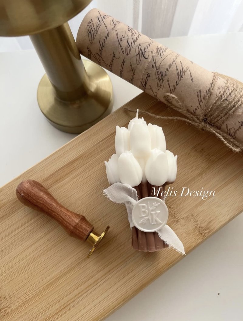 Mühür Detaylı Lale Buketi Soya Mum